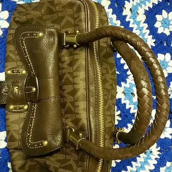 SALE!!!!!!Michael Kors signature satchel - Picture 2 of 8